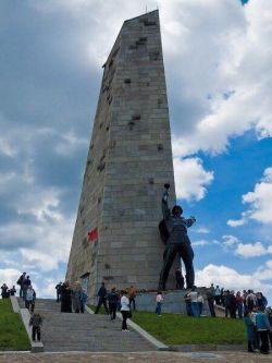 Меметичная стелла на Саур-Могиле в 2013 году.