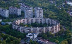 Еще один пример хтонической архитектуры. Москва, ул. Довженко, д. 6.