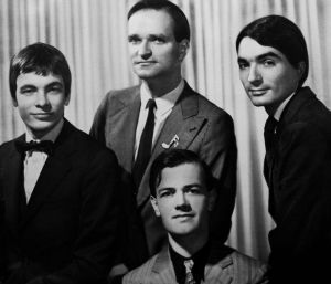 Kraftwerk смотрят на тебя, как на синтезатор.