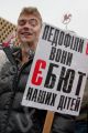 Аскетичный девственник негодуэ на акции протеста против педофилов